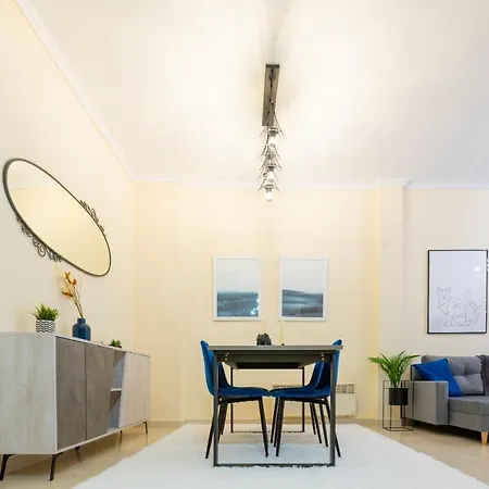 Niovi, Stylish Near The Waterfront Apartment